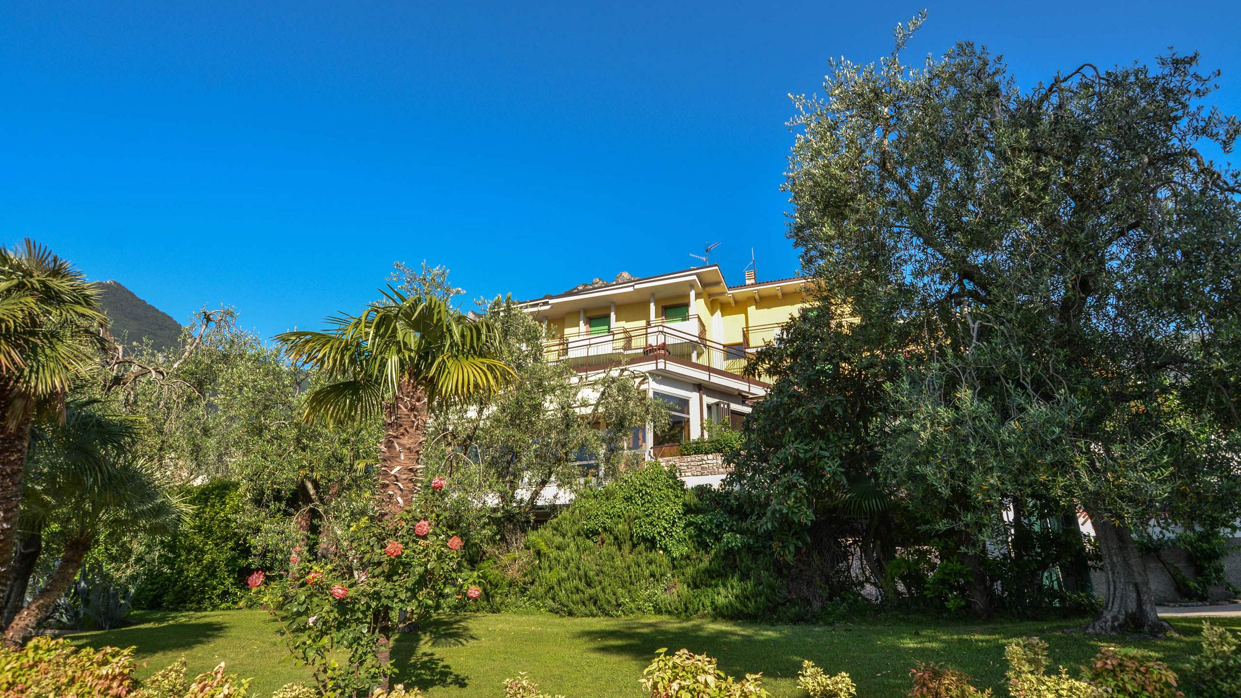 Hotel 3 Stelle a Limone sul Garda con Piscina e Vista Lago nel centro di Limone sul Garda