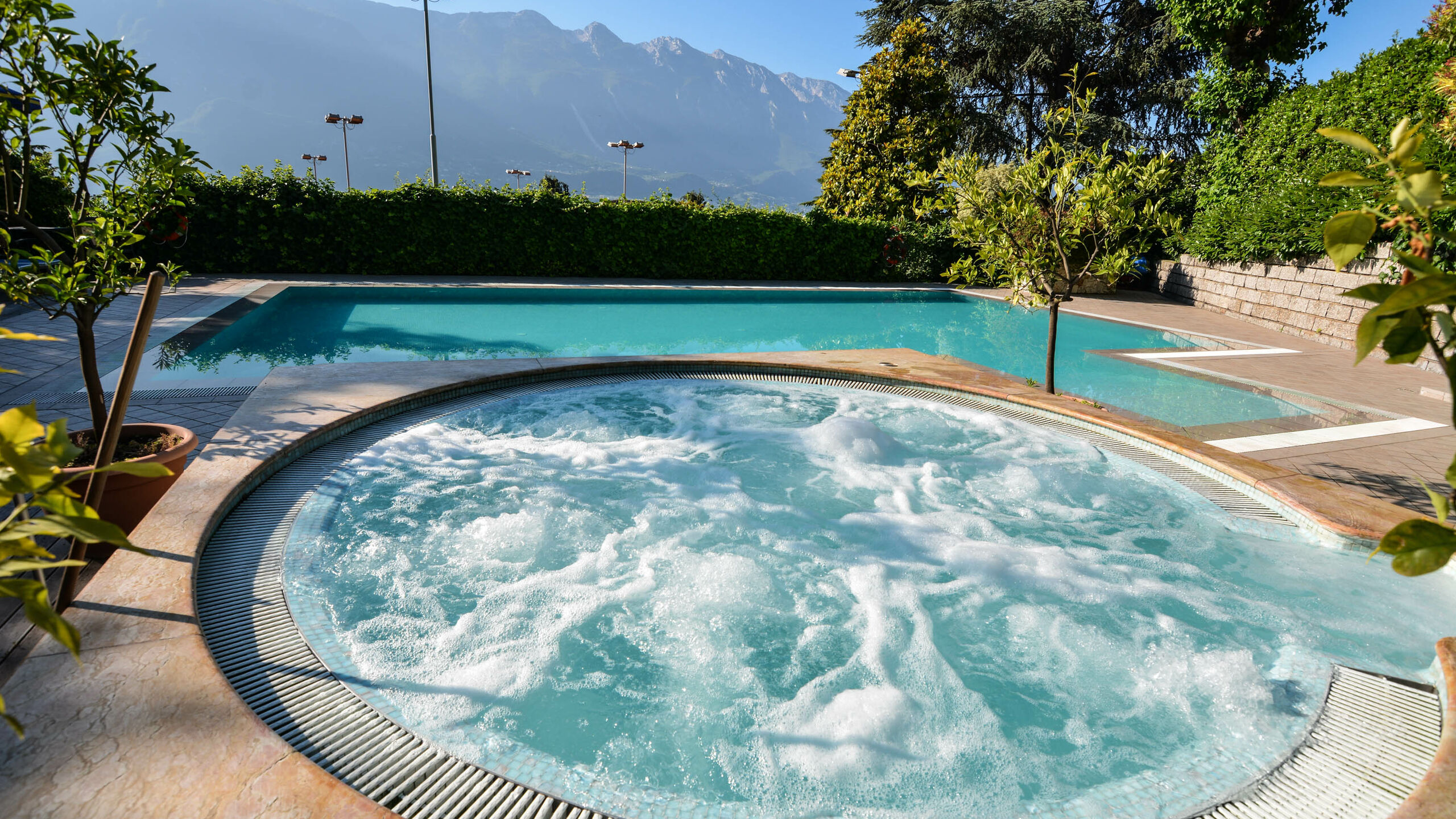 3-Star Hotel in Limone sul Garda with Pool and Lake View in the Center of Limone sul Garda F.LLI GIRARDI DI GIRARDI GIANPAOLO E C. SAS | Prices